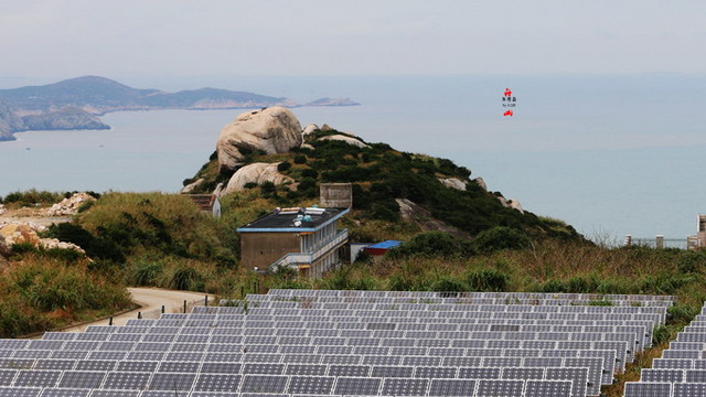 由华东院设计的国电东福山岛风光储柴及海水淡化综合系统工程设计安装7台单机容量30kW的风力发电机组、100kWp的光伏发电系统、1台200kW柴油发电机及一套50立方米/日海水淡化系统，总装机容量510kW，并设有蓄电池组调节。