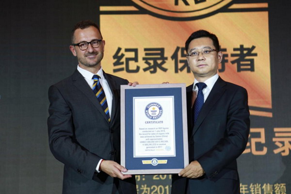 率先膜过滤技术营养保留金典有机奶销售斩获世界纪录